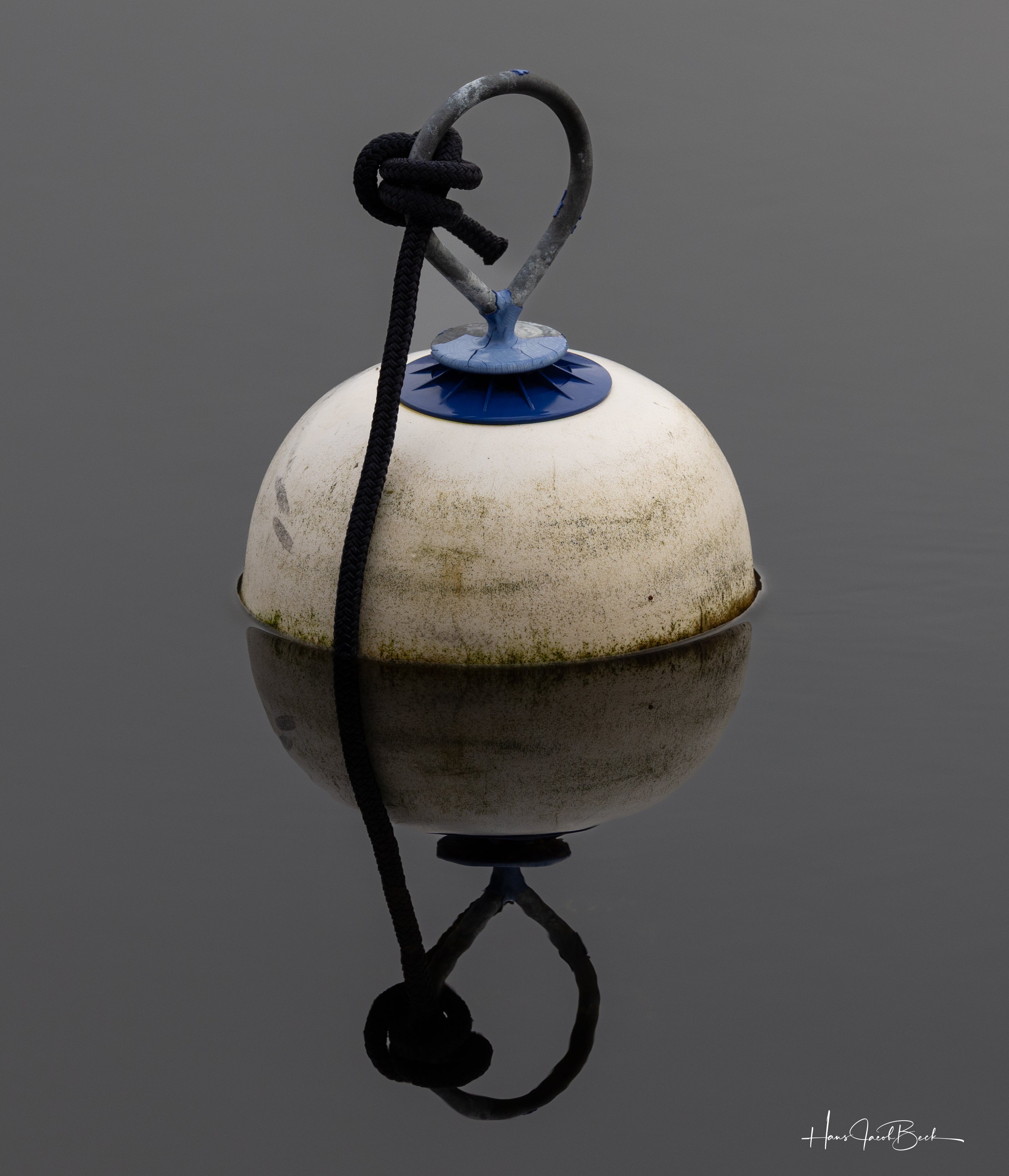 Bøye på stille vann