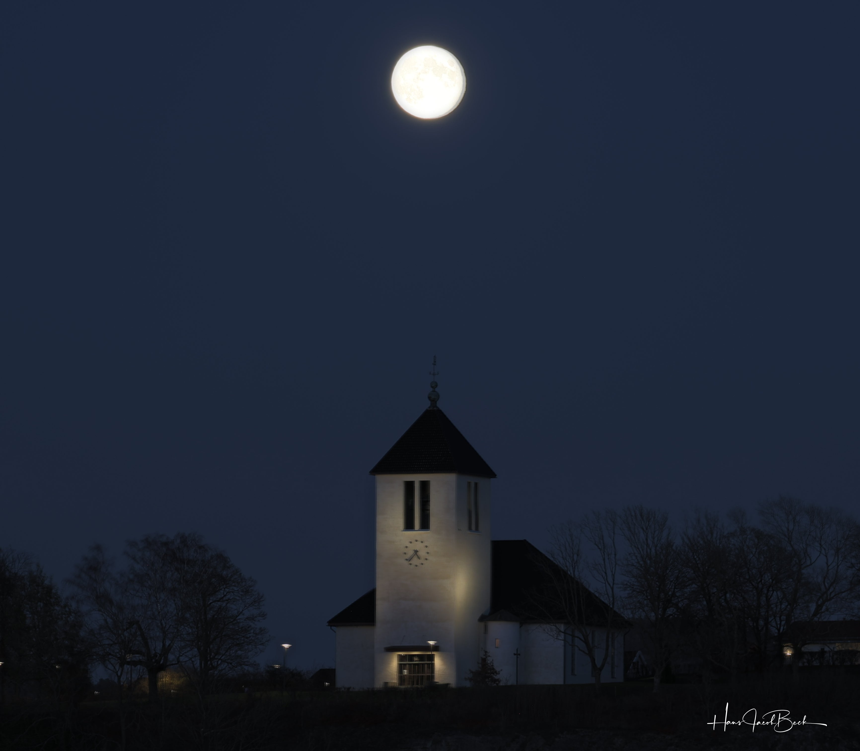 Måne over kirke